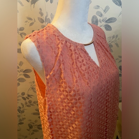 Liz Claiborne Women’s Keyhole Neck Sleeveless Blouse Pink Medium. New w tag - Picture 2 of 10